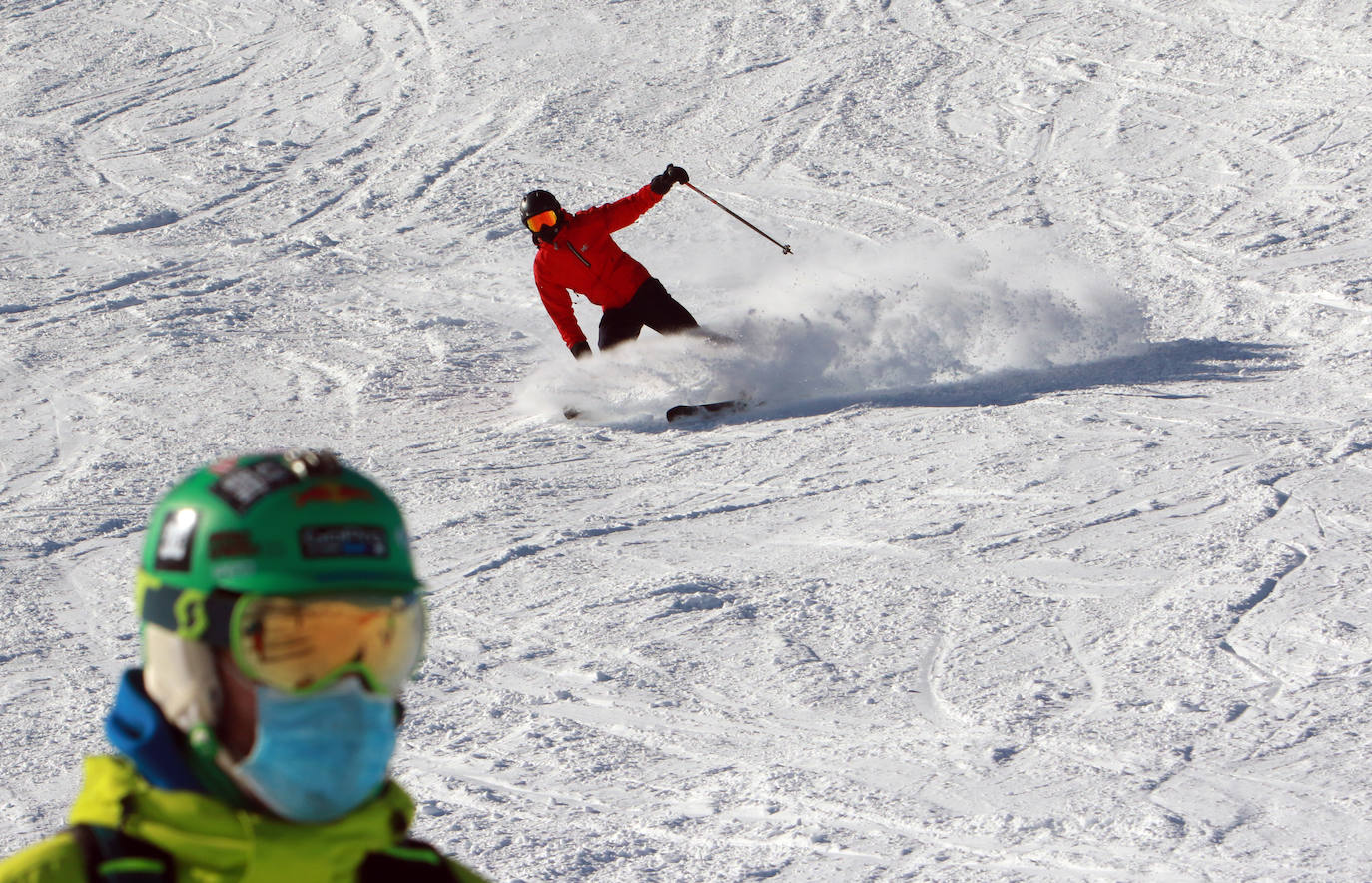 La estación invernal Valgrande-Pajares ha completado su aforo —reducido a 1.200 usuarios por la pandemia de coronavirus— por segundo día consecutivo. 