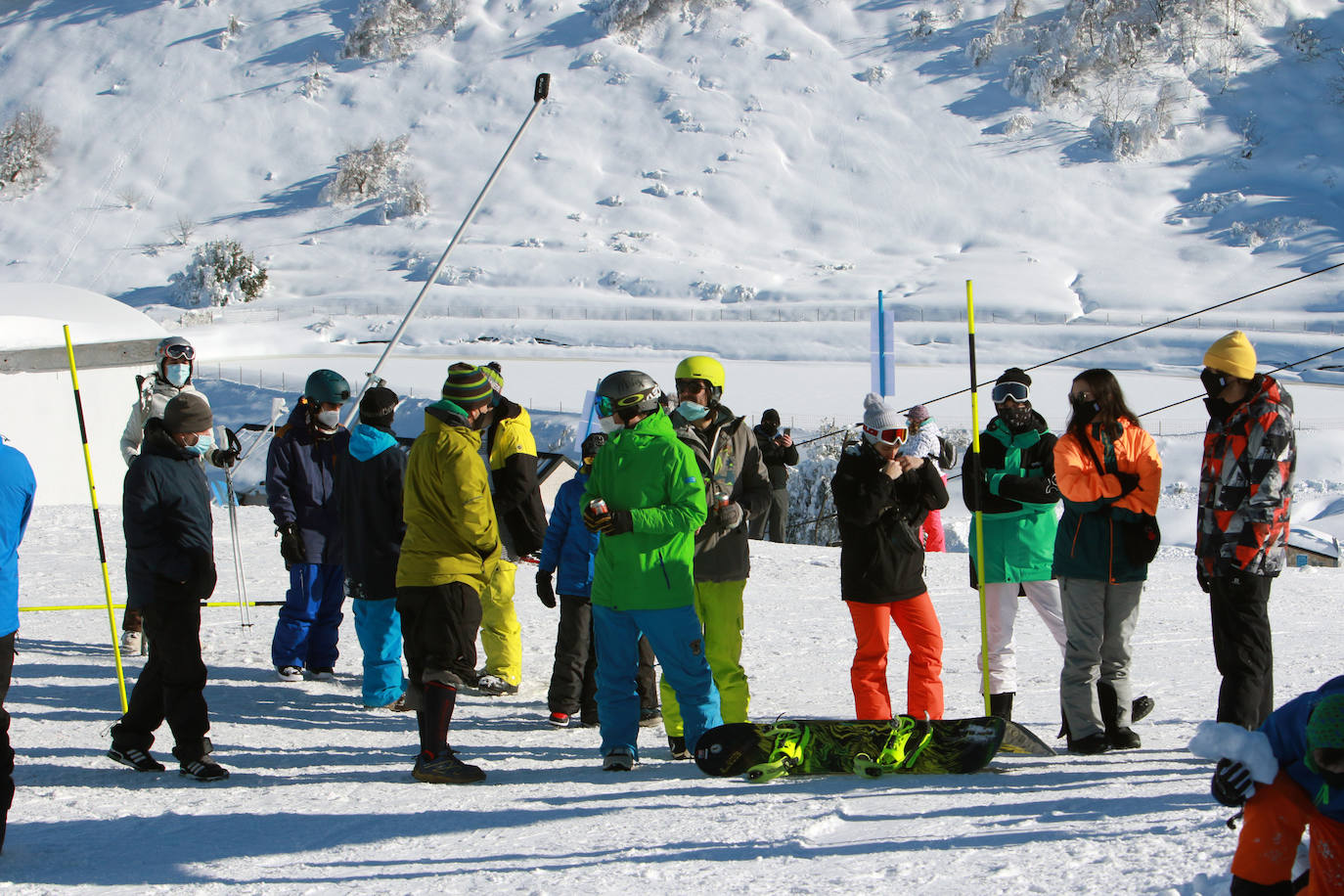 La estación invernal Valgrande-Pajares ha completado su aforo —reducido a 1.200 usuarios por la pandemia de coronavirus— por segundo día consecutivo. 