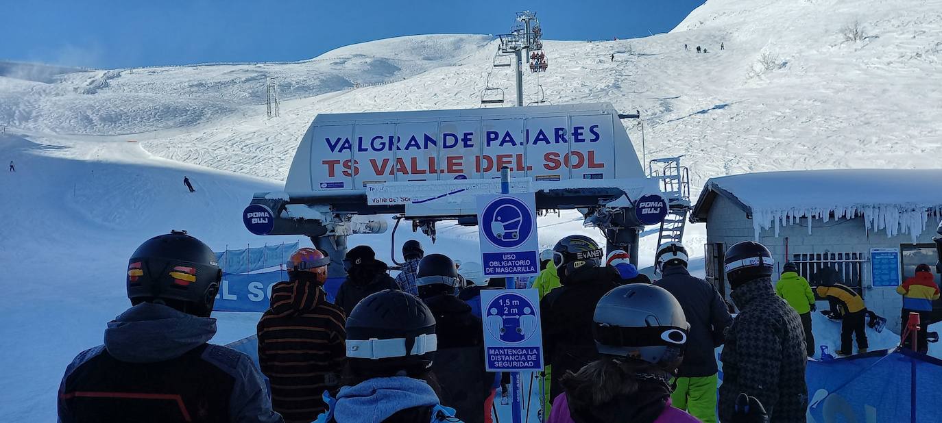 La estación invernal Valgrande-Pajares ha completado su aforo —reducido a 1.200 usuarios por la pandemia de coronavirus— por segundo día consecutivo. 