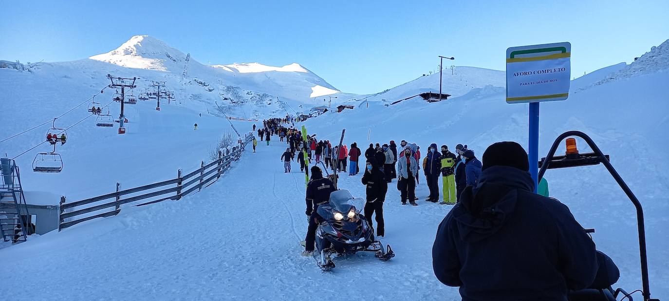 La estación invernal Valgrande-Pajares ha completado su aforo —reducido a 1.200 usuarios por la pandemia de coronavirus— por segundo día consecutivo. 