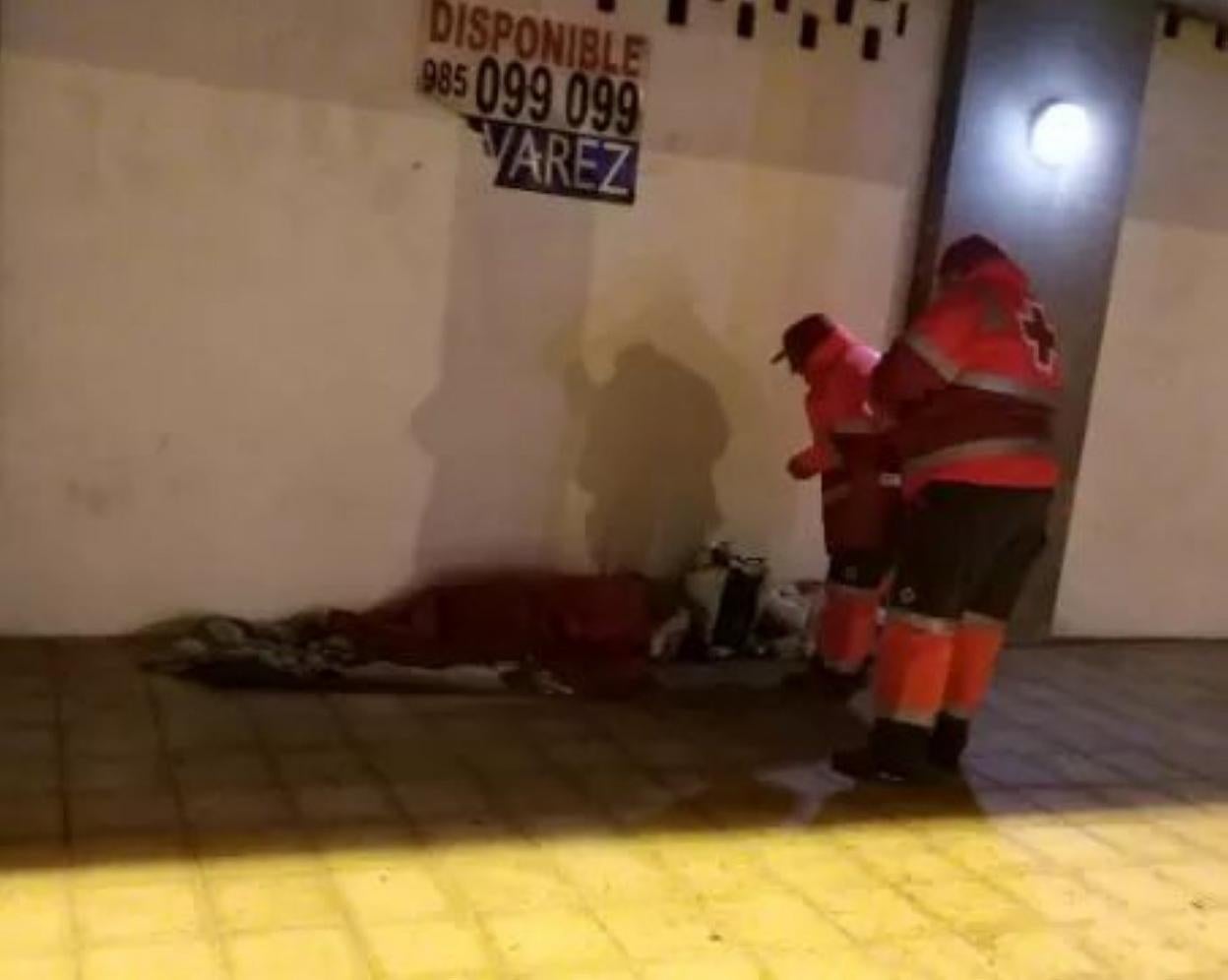 Voluntarios de Cruz Roja, en plena ejecución del proyecto 'Ola de frío' en las calles de Gijón.