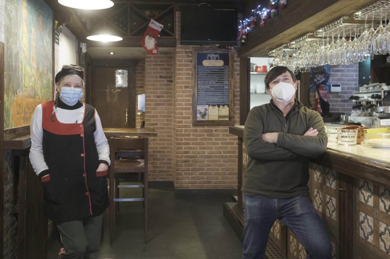 Beatriz Areizaga y Luis Higinio, en la Sidrería Los Espumeros. 