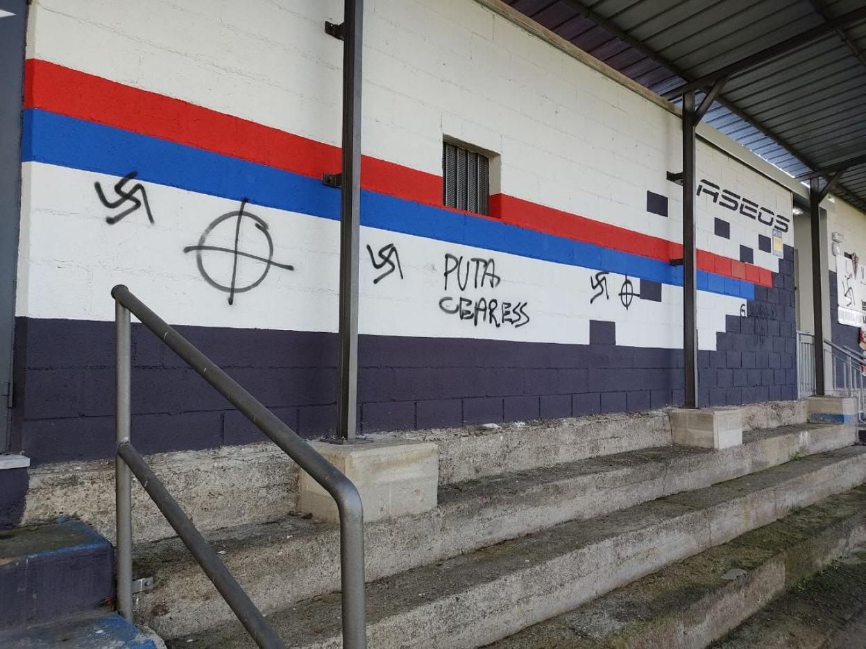 Pintadas en uno de los muros de la instalación deportiva recientemente remozada. 