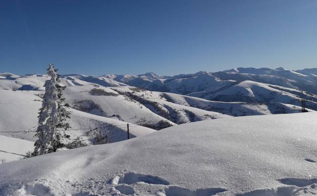 Imagen principal - El Acebo y Connio, bajo la nieve 