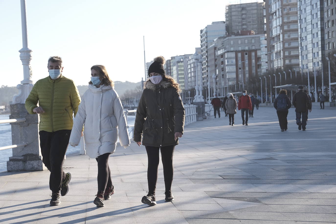 El intenso frío ha invadido buena parte del país, hasta el punto de poner a Asturias en alerta a causa de las bajas temperaturas registradas en las últimas horas. Una alerta que segurá activa en la región al menos hasta el próximo sábado. Durante este jueves, los termómetros han llegado a registrar temperaturas récord: a las 8 de la mañana el mercurio marcaba 35,8 grados bajo cero en Picos de Europa. 