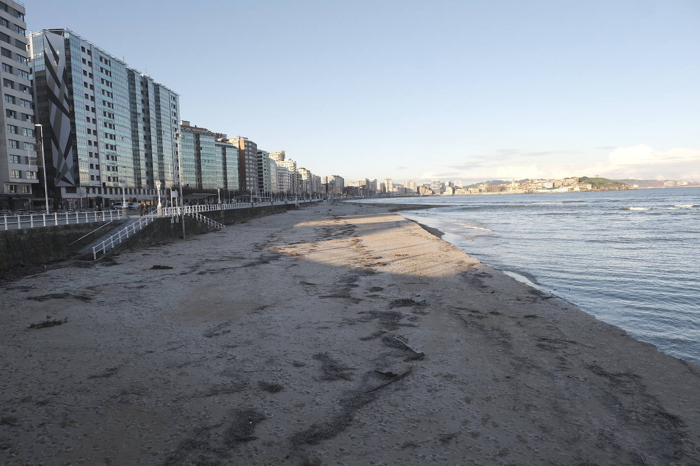 El intenso frío ha invadido buena parte del país, hasta el punto de poner a Asturias en alerta a causa de las bajas temperaturas registradas en las últimas horas. Una alerta que segurá activa en la región al menos hasta el próximo sábado. Durante este jueves, los termómetros han llegado a registrar temperaturas récord: a las 8 de la mañana el mercurio marcaba 35,8 grados bajo cero en Picos de Europa. 