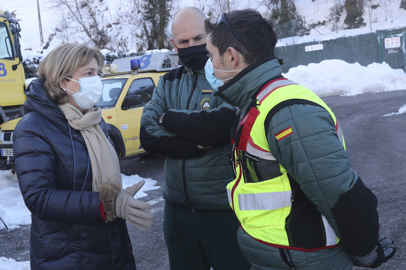 El presidente del Principado, Adrián Barbón, se ha acercado esta mañana hasta el puesto de mando avanzado instalado en Felechosa