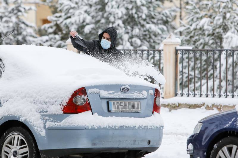 El temporal está dejando impresionantes nevadas en todo el país, desde Asturias a Murcia, pasando por Madrid o Valencia. 