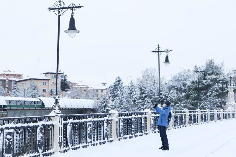 El temporal está dejando impresionantes nevadas en todo el país, desde Asturias a Murcia, pasando por Madrid o Valencia. 
