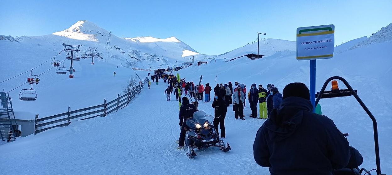 Cola en el remonte del valle del Sol y esquiadores. 