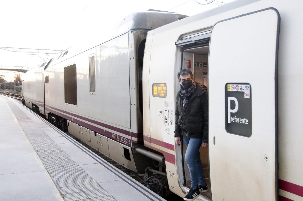 El tren 'todoterreno', a punto de dejar Sanz Crespo. 