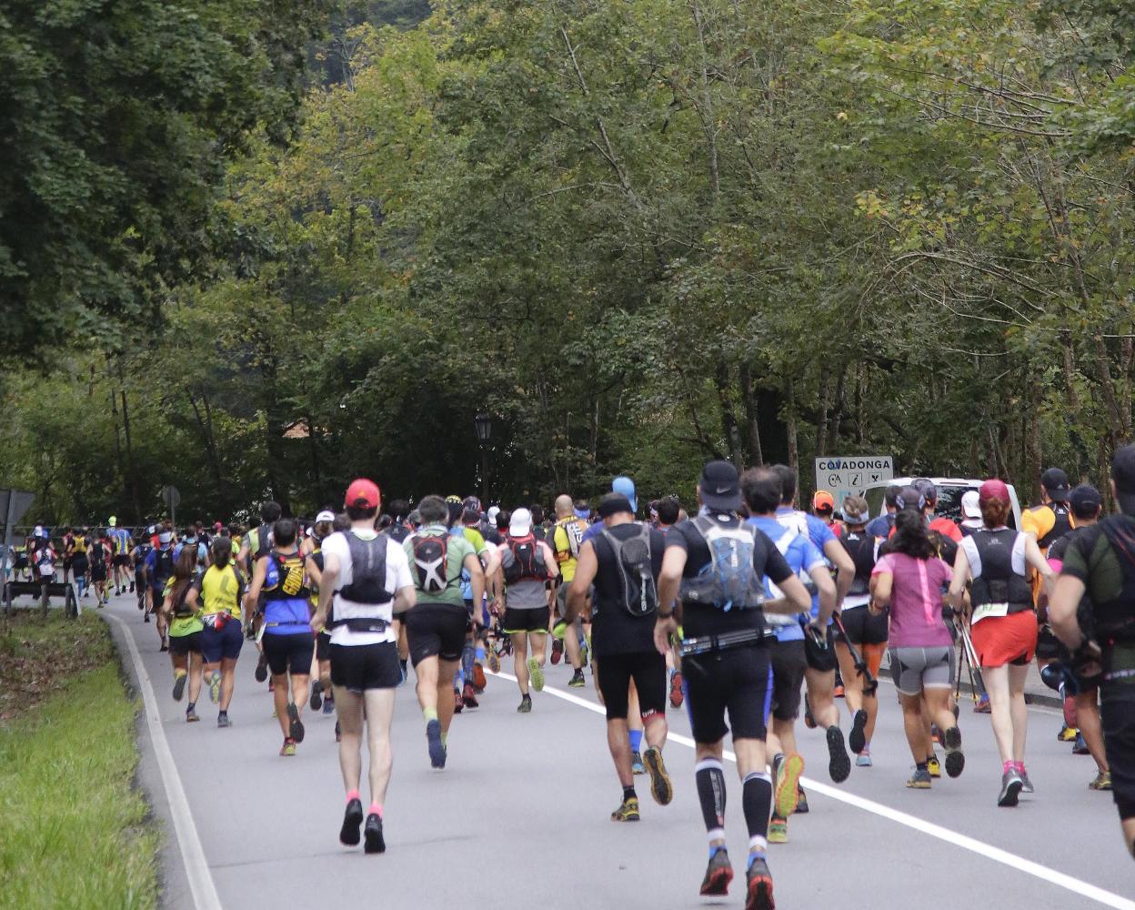 Participantes de la Travesera llegando a Covadonga. 