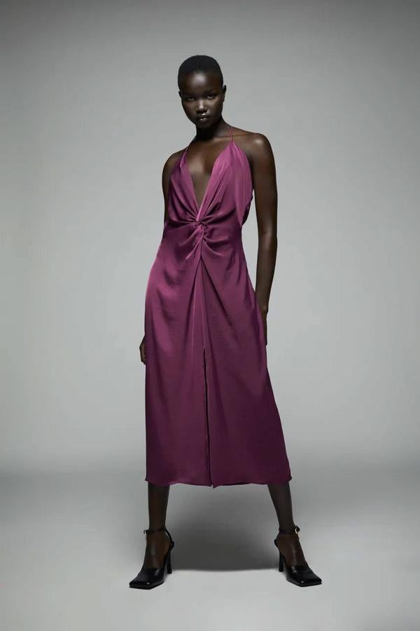 Vestido lencero satinado en color ciruela y con detalle de nudo de Zara, antes 29,95 euros y ahora 15,99 euros.