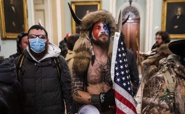 Jake Angeli, conocido activista de extrema derecha que entró en el Capitolio con el torso desnudo y un gorro de bisonte, fue confundido con el cantante de Jamiroquai