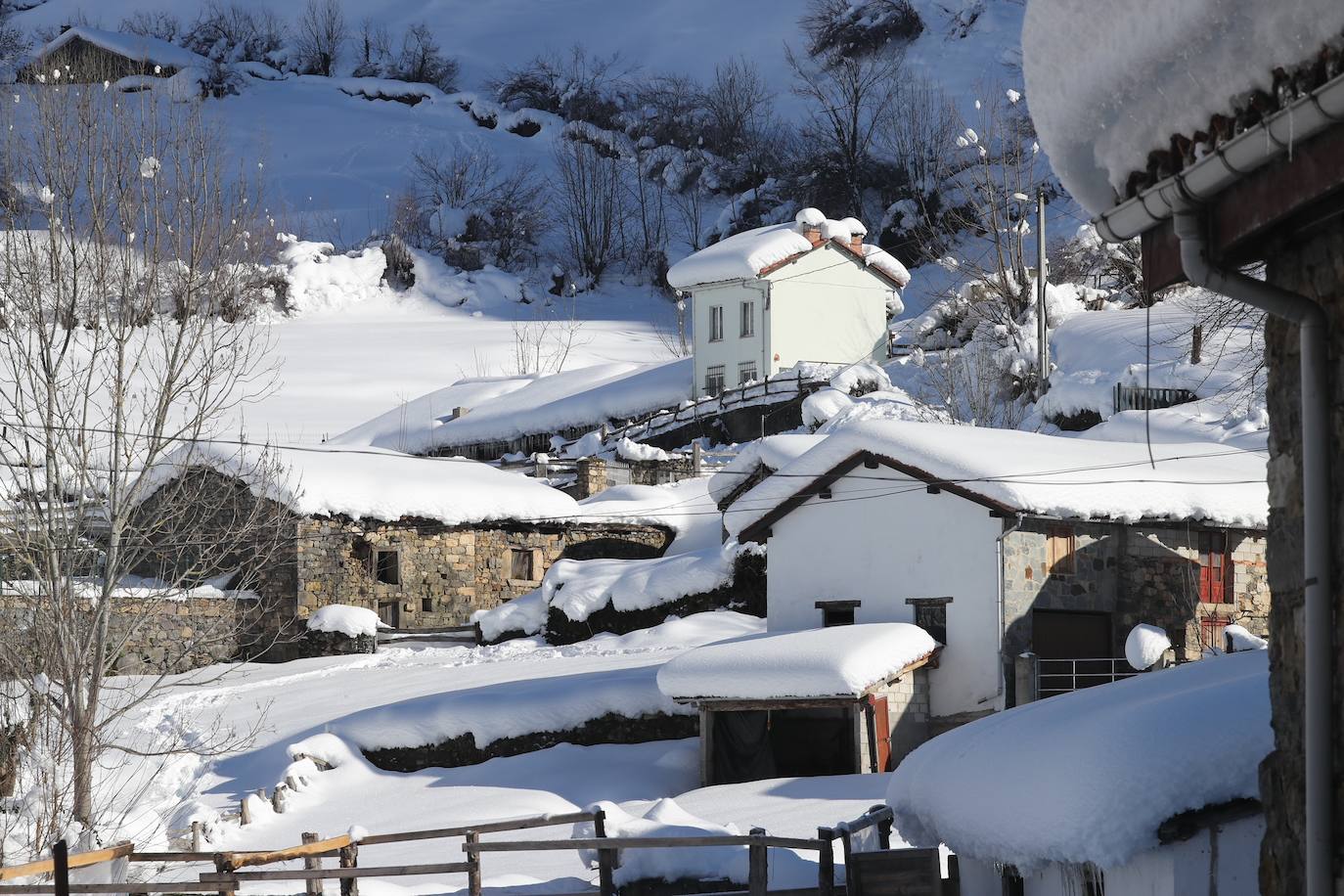 El Principado continúa registrando temperaturas bajo cero y buena parte de la región se encuentra en alerta amarilla por el frío. Además, la Agencia Estatal de Meteorología (Aemet) prevé importantes nevadas y fenómenos costeros adversos de cara al fin de semana 