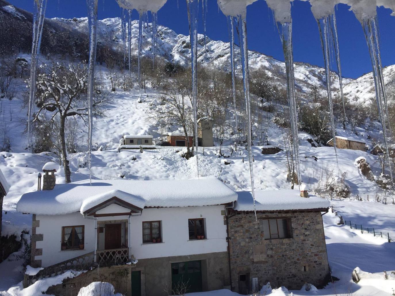 El Principado continúa registrando temperaturas bajo cero y buena parte de la región se encuentra en alerta amarilla por el frío. Además, la Agencia Estatal de Meteorología (Aemet) prevé importantes nevadas y fenómenos costeros adversos de cara al fin de semana 