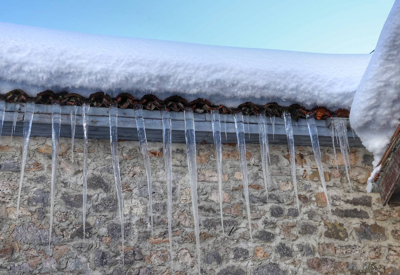 El Principado continúa registrando temperaturas bajo cero y buena parte de la región se encuentra en alerta amarilla por el frío. Además, la Agencia Estatal de Meteorología (Aemet) prevé importantes nevadas y fenómenos costeros adversos de cara al fin de semana 