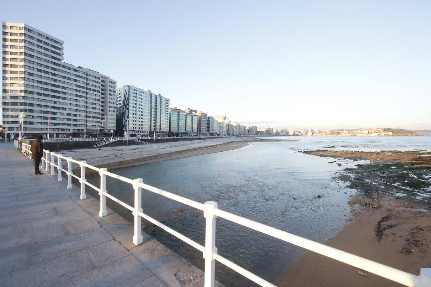 El Principado continúa registrando temperaturas bajo cero y buena parte de la región se encuentra en alerta amarilla por el frío. Además, la Agencia Estatal de Meteorología (Aemet) prevé importantes nevadas y fenómenos costeros adversos de cara al fin de semana 