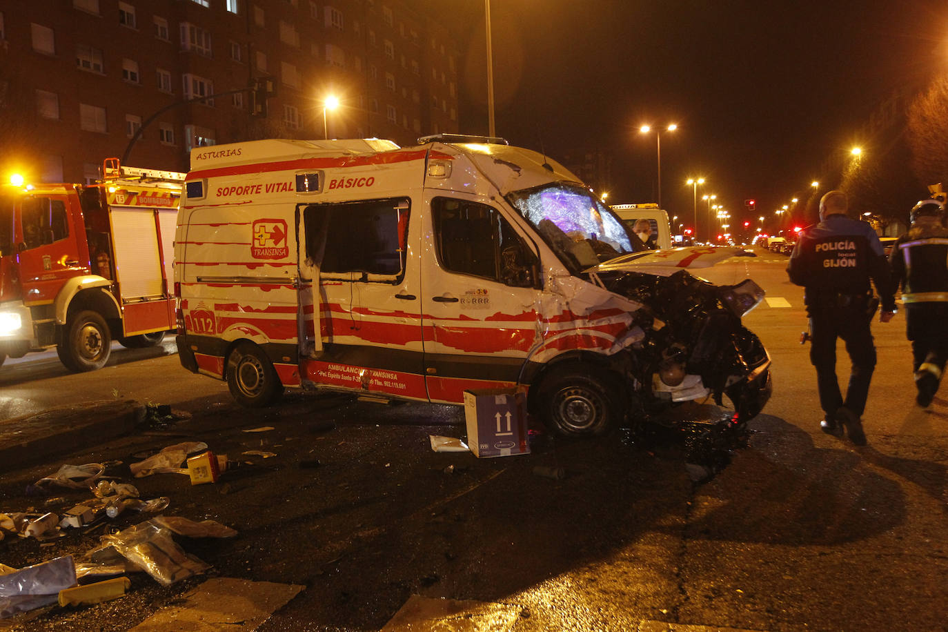 Quedó atrapado bajo la ambulancia y tras ser excarcelado fue atendido por los servicios médicos en el lugar durante más de una hora