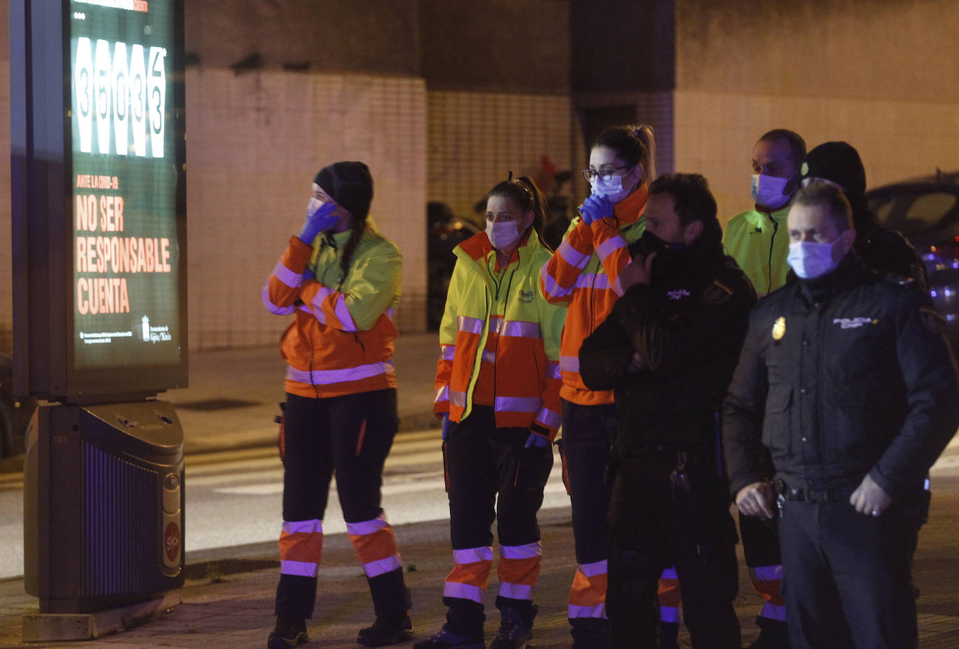 Quedó atrapado bajo la ambulancia y tras ser excarcelado fue atendido por los servicios médicos en el lugar durante más de una hora