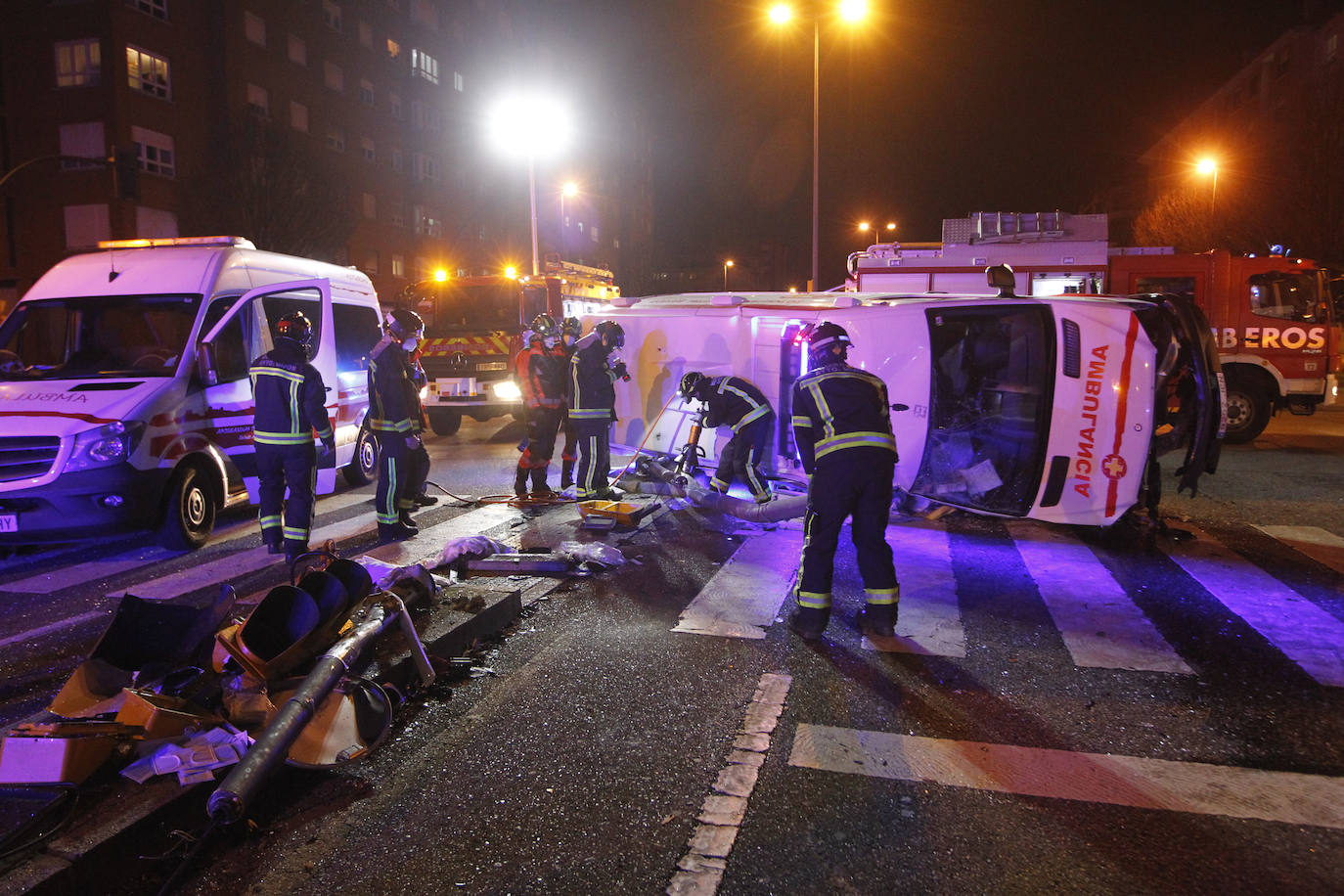 Quedó atrapado bajo la ambulancia y tras ser excarcelado fue atendido por los servicios médicos en el lugar durante más de una hora