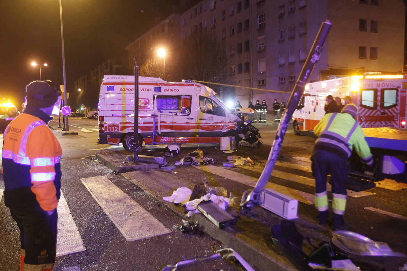 Quedó atrapado bajo la ambulancia y tras ser excarcelado fue atendido por los servicios médicos en el lugar durante más de una hora
