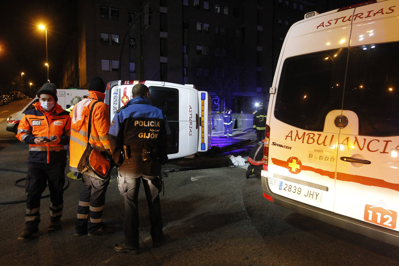 Quedó atrapado bajo la ambulancia y tras ser excarcelado fue atendido por los servicios médicos en el lugar durante más de una hora