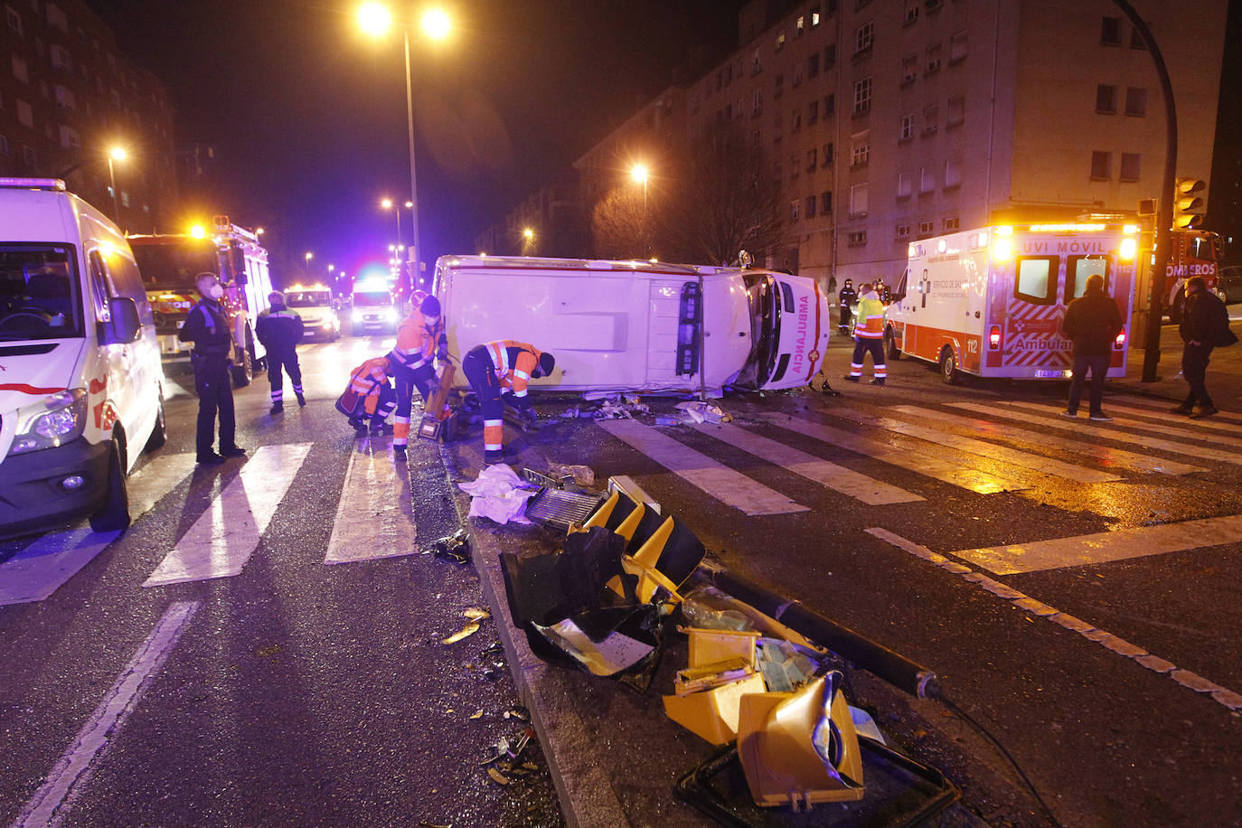 Quedó atrapado bajo la ambulancia y tras ser excarcelado fue atendido por los servicios médicos en el lugar durante más de una hora