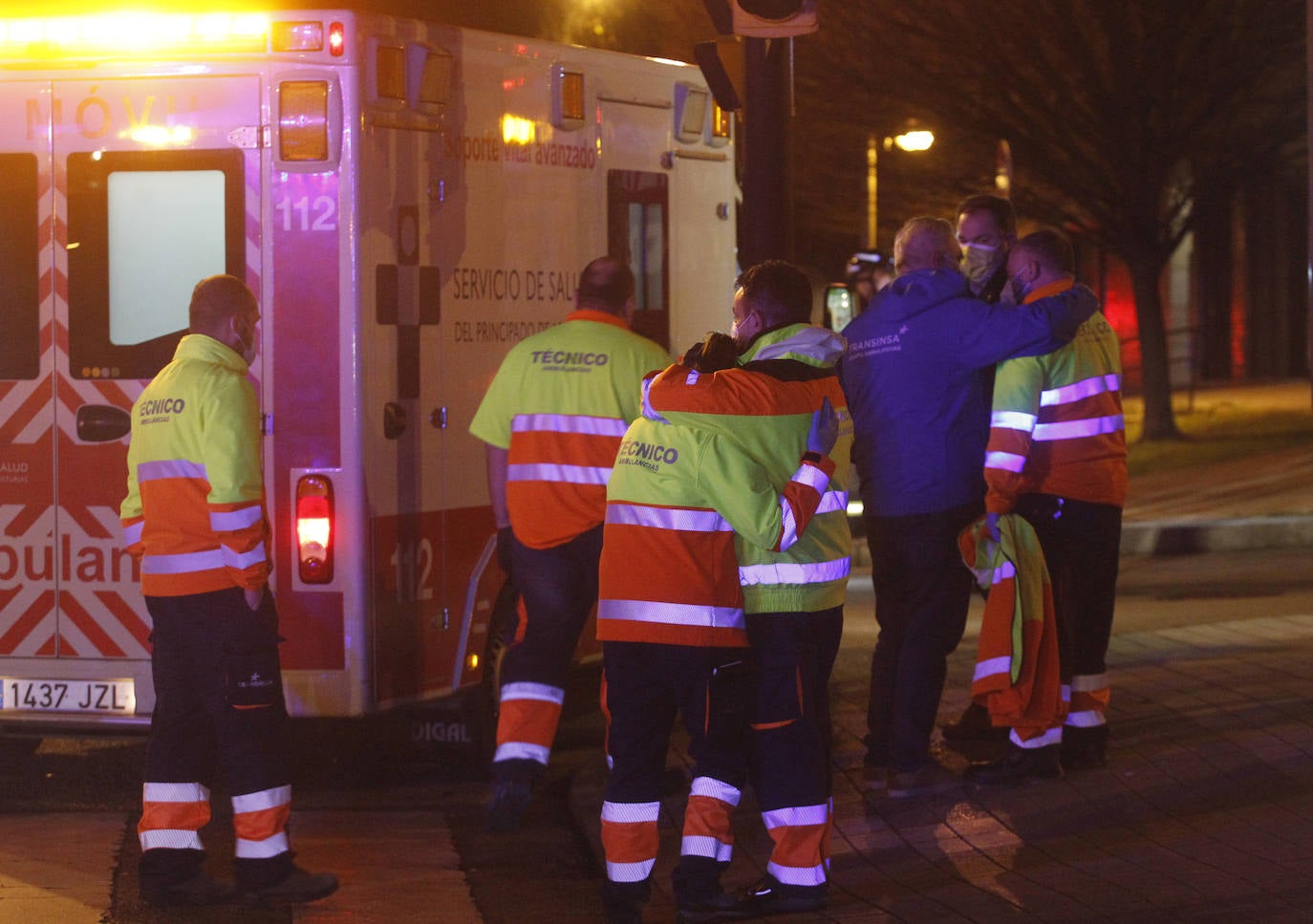 Quedó atrapado bajo la ambulancia y tras ser excarcelado fue atendido por los servicios médicos en el lugar durante más de una hora