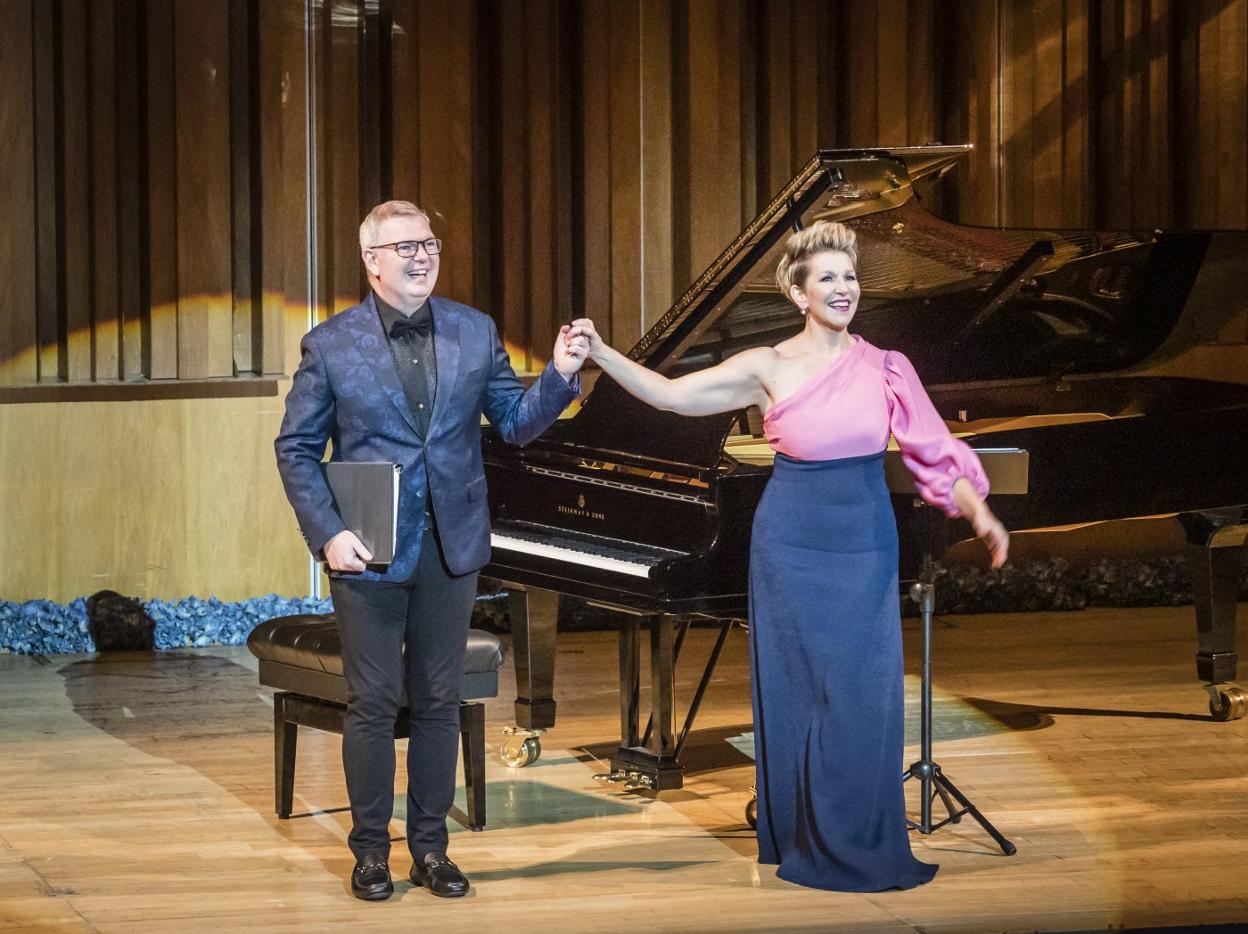 Joyce DiDonato, junto a Craig Terry, ayer en el Auditorio de Oviedo. 