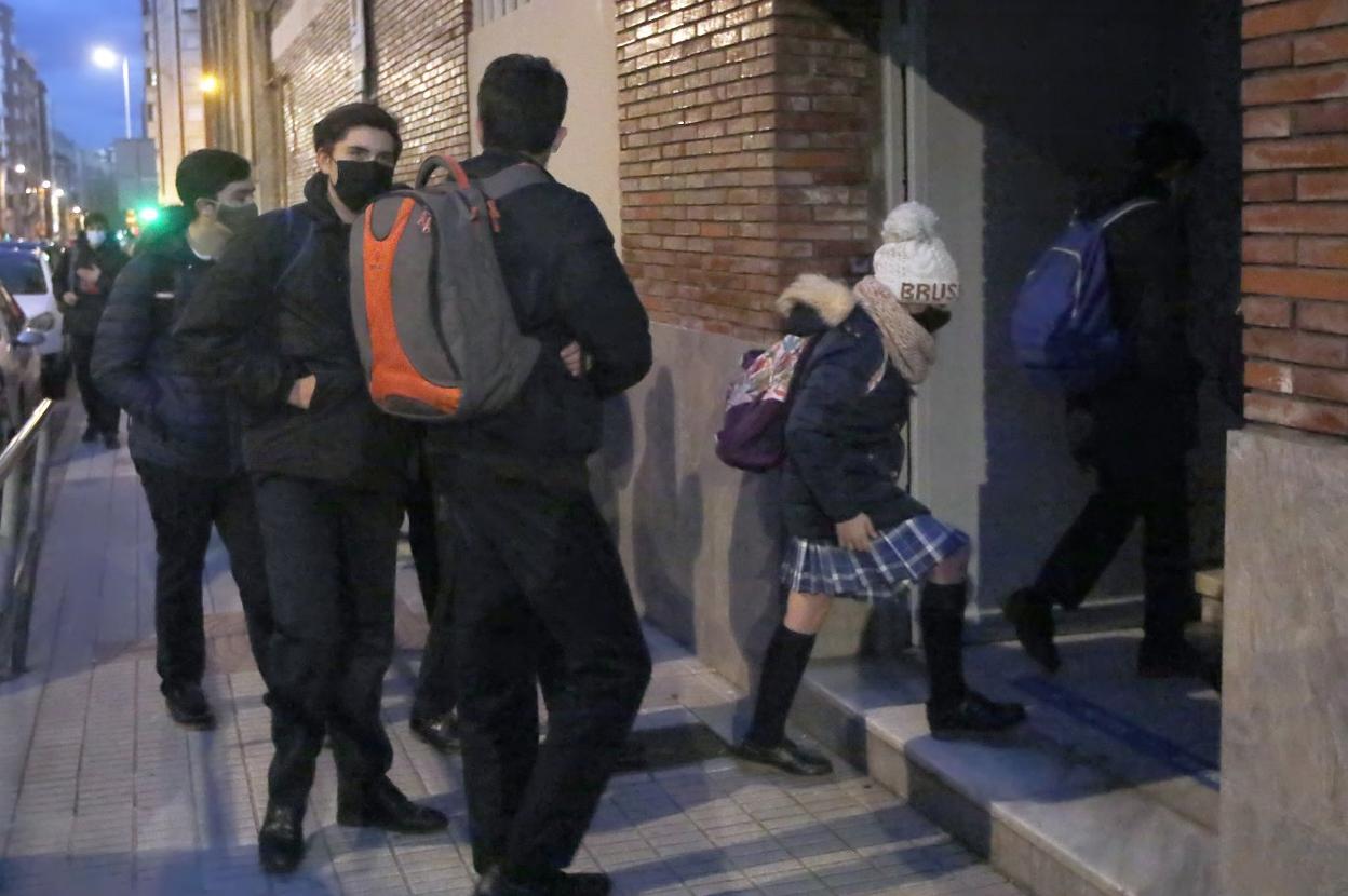 Gorros y bufandas a la entrada del colegio de la Inmaculada de Gijón. 