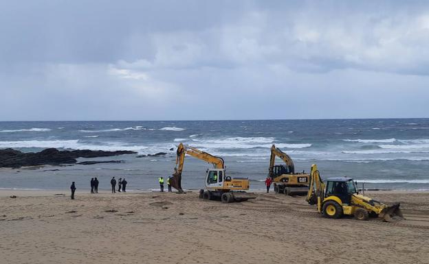 Imagen principal - Finaliza la extracción del arenal de Serantes del rorcual que varó este viernes