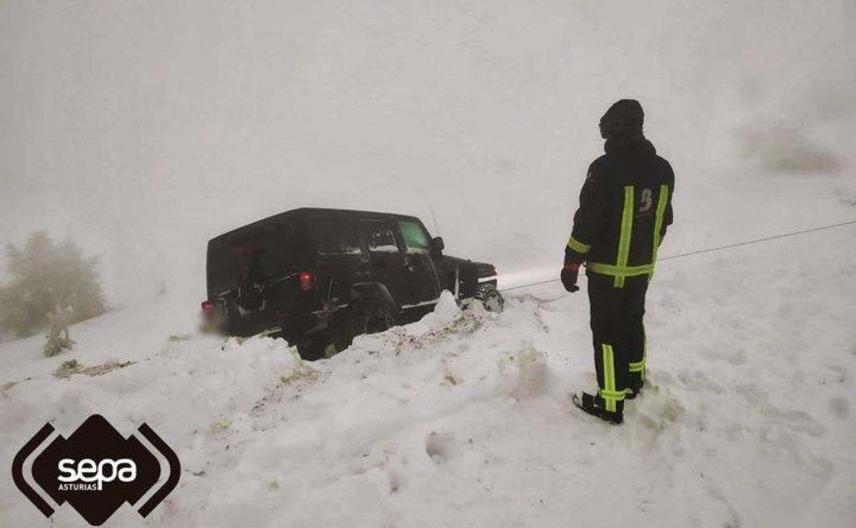 Rescatados un varón y un menor de edad en La Cobertoria