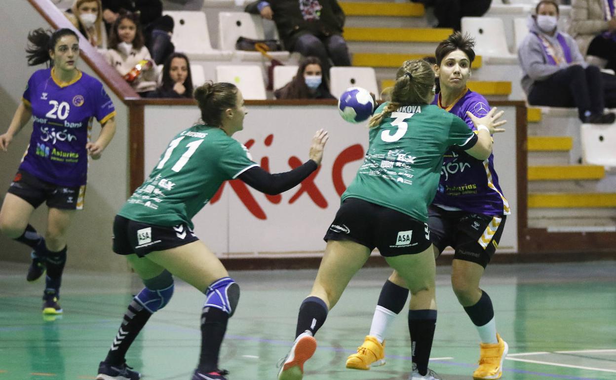 Una acción del partido entre el Liberbank y el Elche del pasado martes.