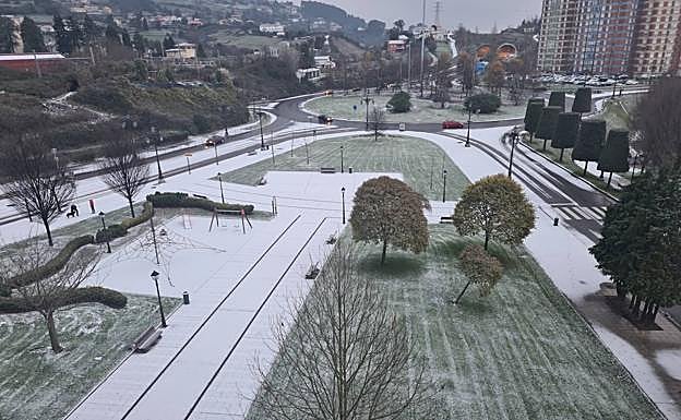 Nevada a primera hora de esta mañana en Oviedo.