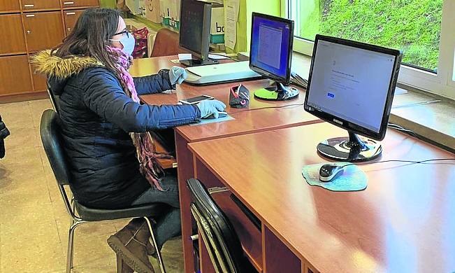 Abrigo, bufanda y guantes en la sala de profesores del IES Cuenca del Nalón, en La Felguera. 