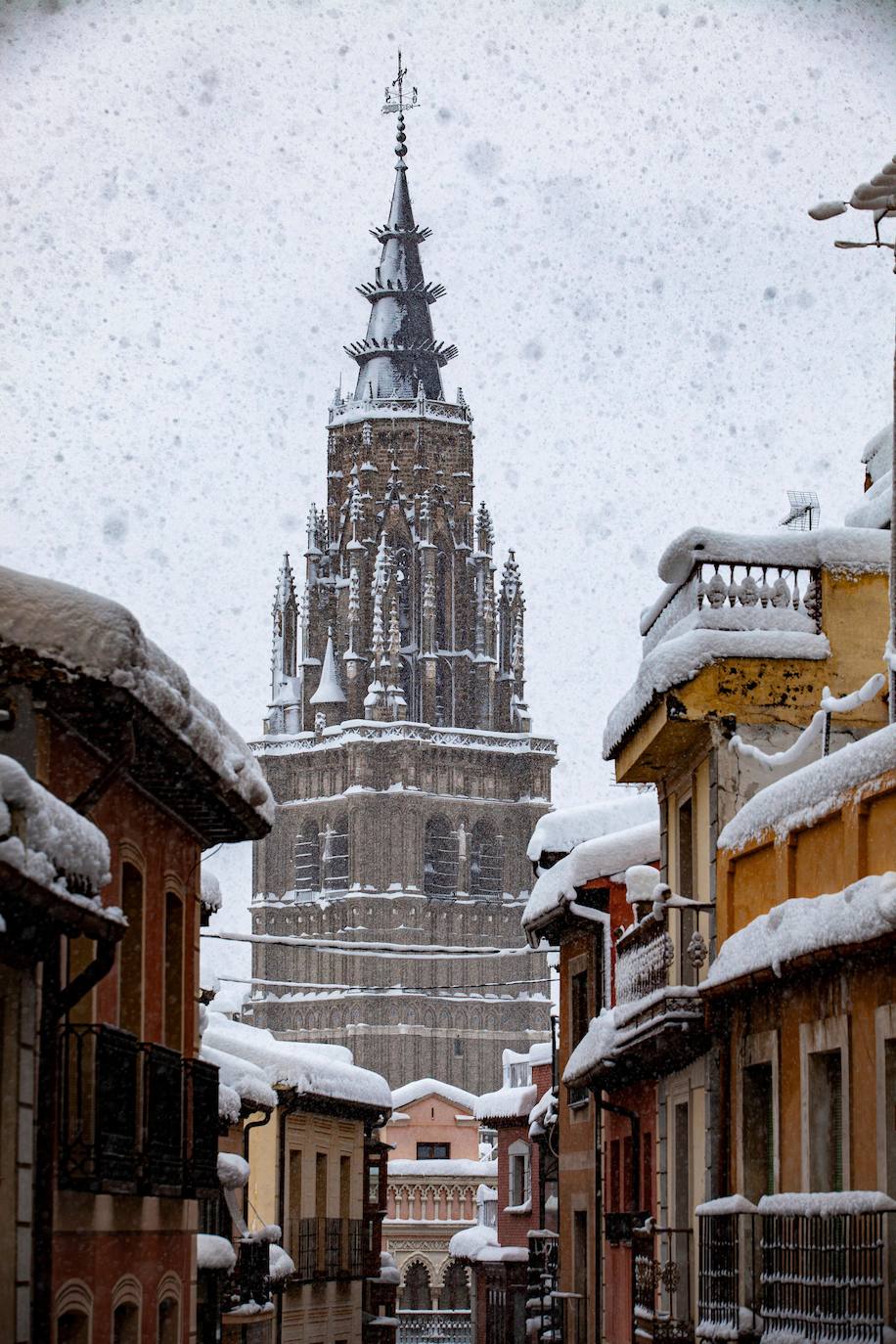 El temporal está dejando impresionantes nevadas en todo el país, desde Asturias a Murcia, pasando por Madrid o Valencia. 
