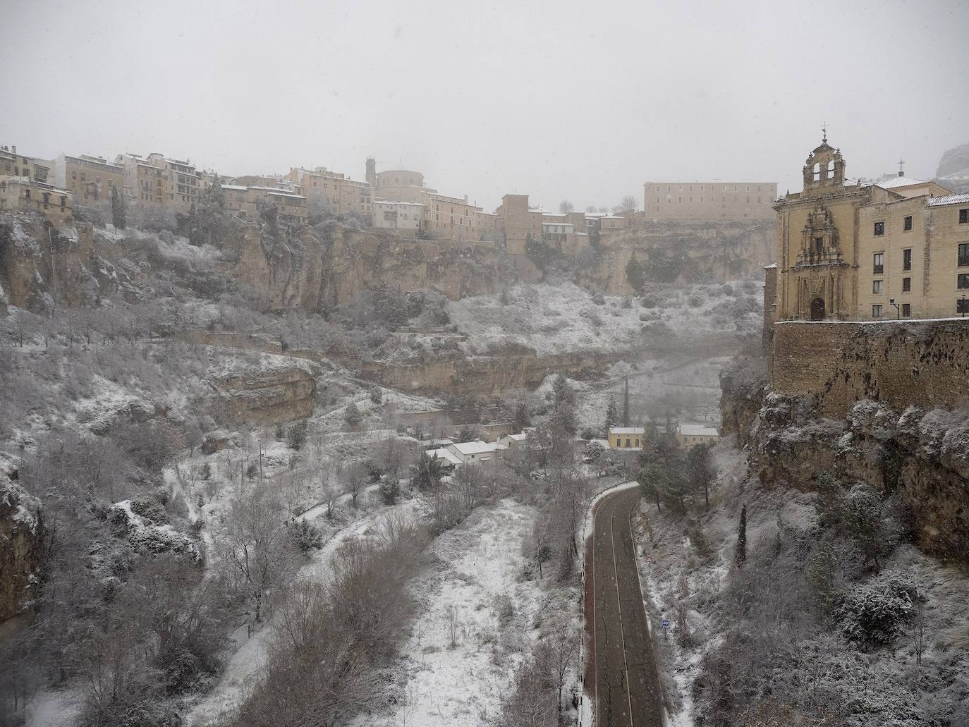 El temporal está dejando impresionantes nevadas en todo el país, desde Asturias a Murcia, pasando por Madrid o Valencia. 