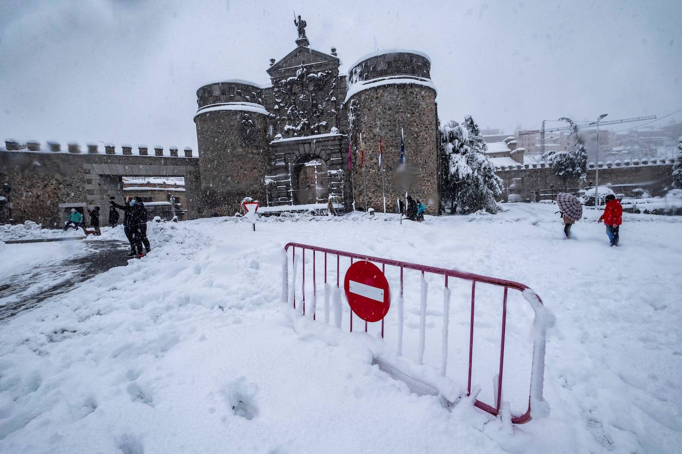 El temporal está dejando impresionantes nevadas en todo el país, desde Asturias a Murcia, pasando por Madrid o Valencia. 