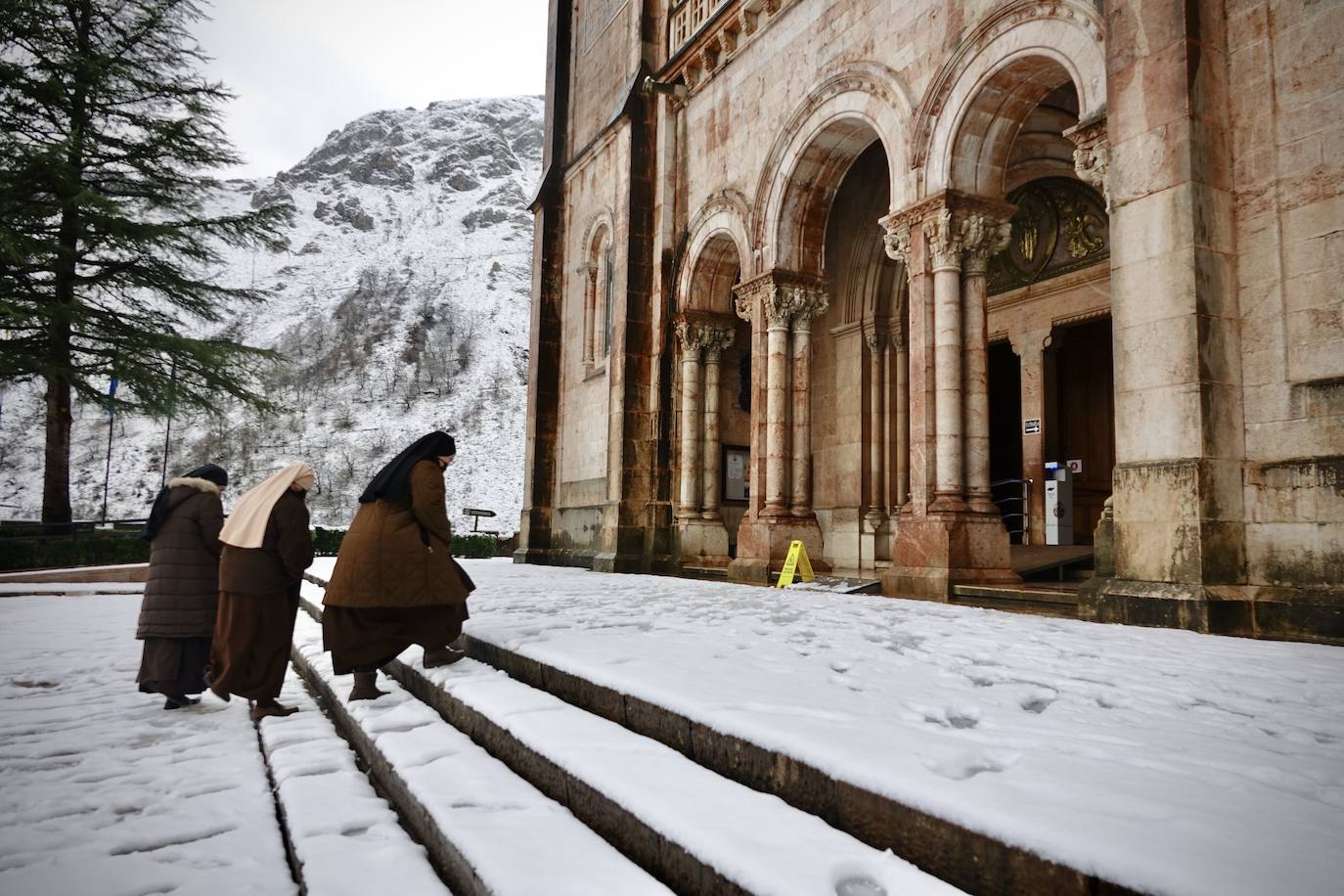 Las nevadas de los últimos días han llegado también hasta Covadonga que se ha cubierto de un manto blanco.