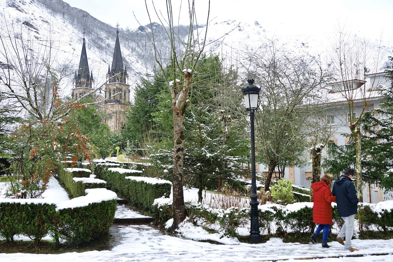 Las nevadas de los últimos días han llegado también hasta Covadonga que se ha cubierto de un manto blanco.