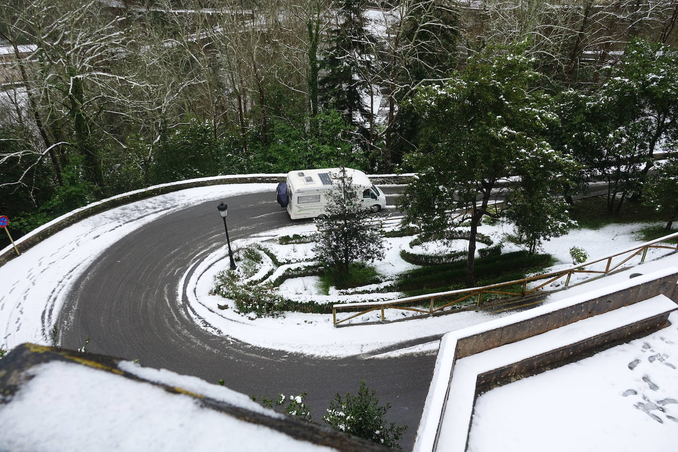 Las nevadas de los últimos días han llegado también hasta Covadonga que se ha cubierto de un manto blanco.