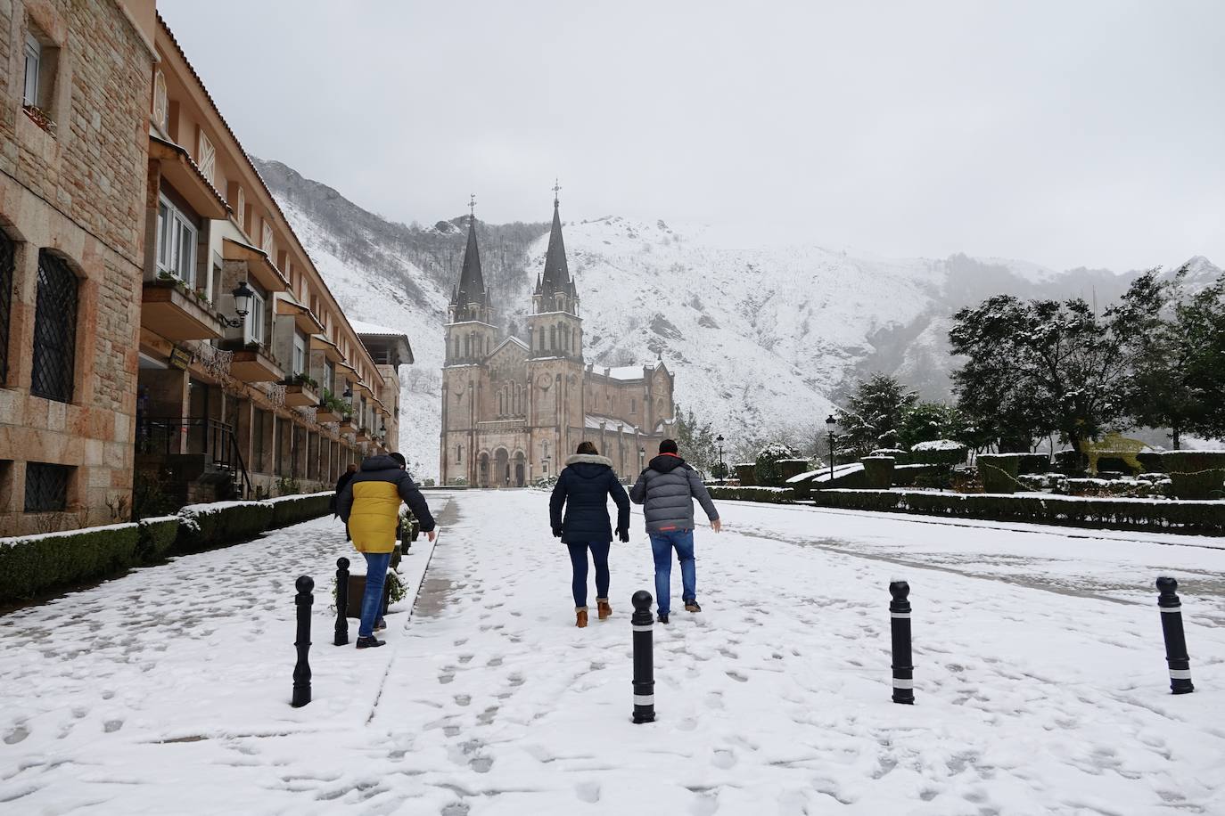 Las nevadas de los últimos días han llegado también hasta Covadonga que se ha cubierto de un manto blanco.