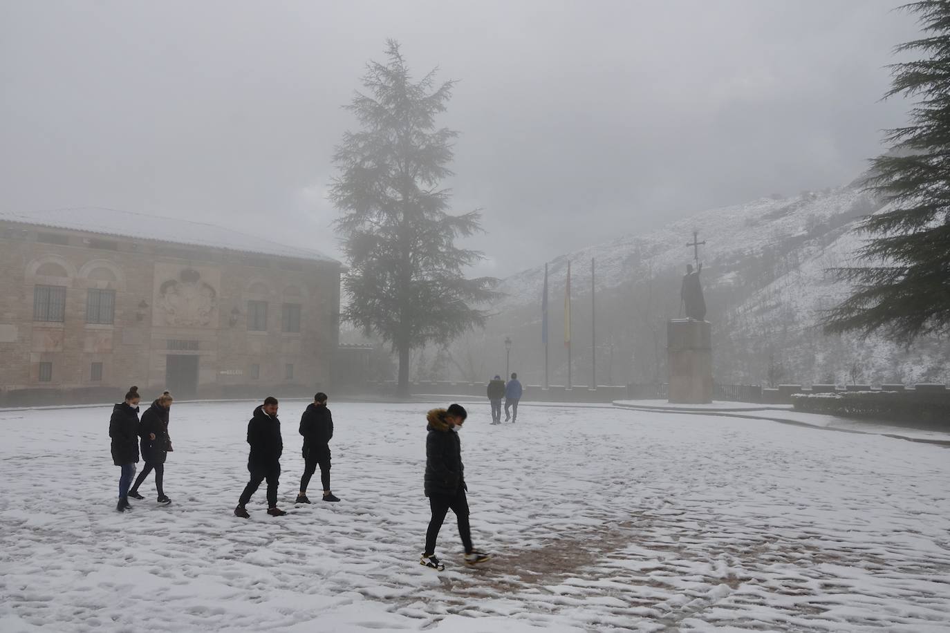 Las nevadas de los últimos días han llegado también hasta Covadonga que se ha cubierto de un manto blanco.