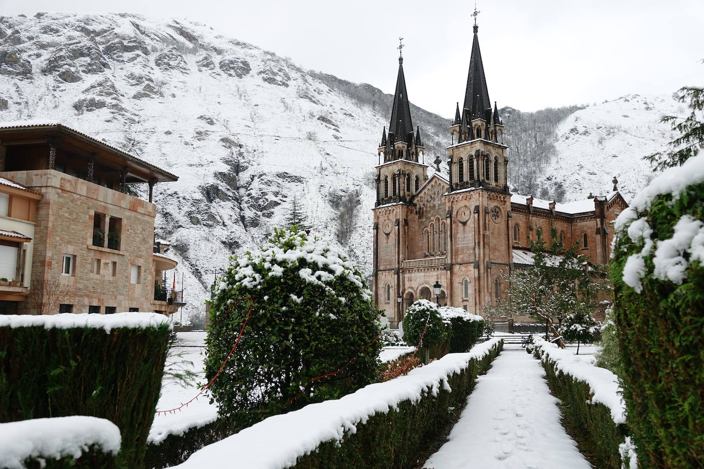 Las nevadas de los últimos días han llegado también hasta Covadonga que se ha cubierto de un manto blanco.