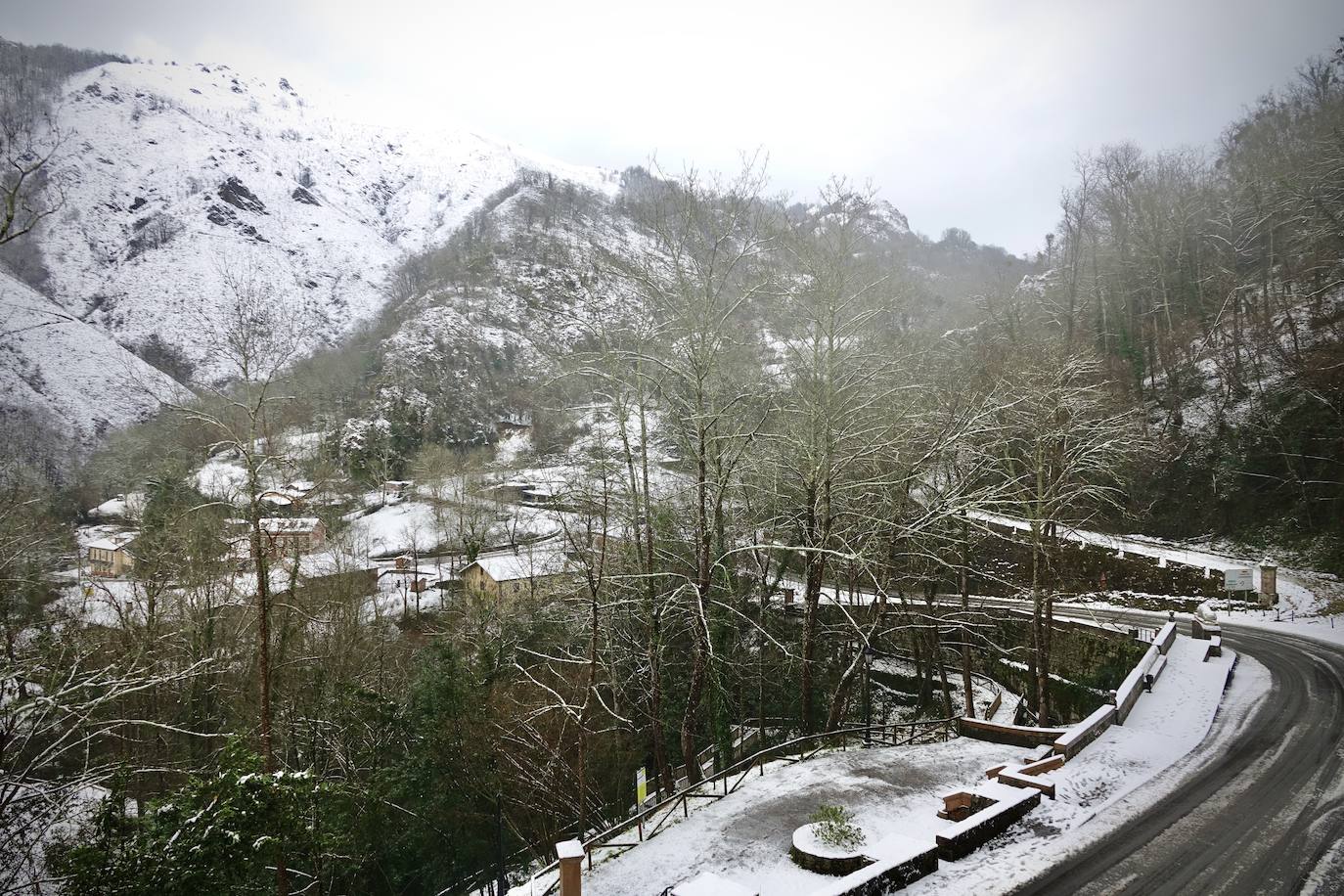 Las nevadas de los últimos días han llegado también hasta Covadonga que se ha cubierto de un manto blanco.