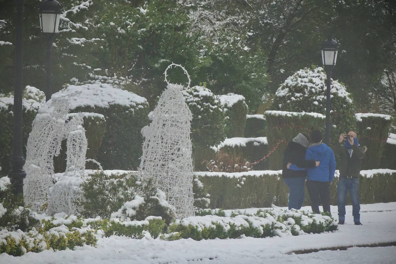 Las nevadas de los últimos días han llegado también hasta Covadonga que se ha cubierto de un manto blanco.