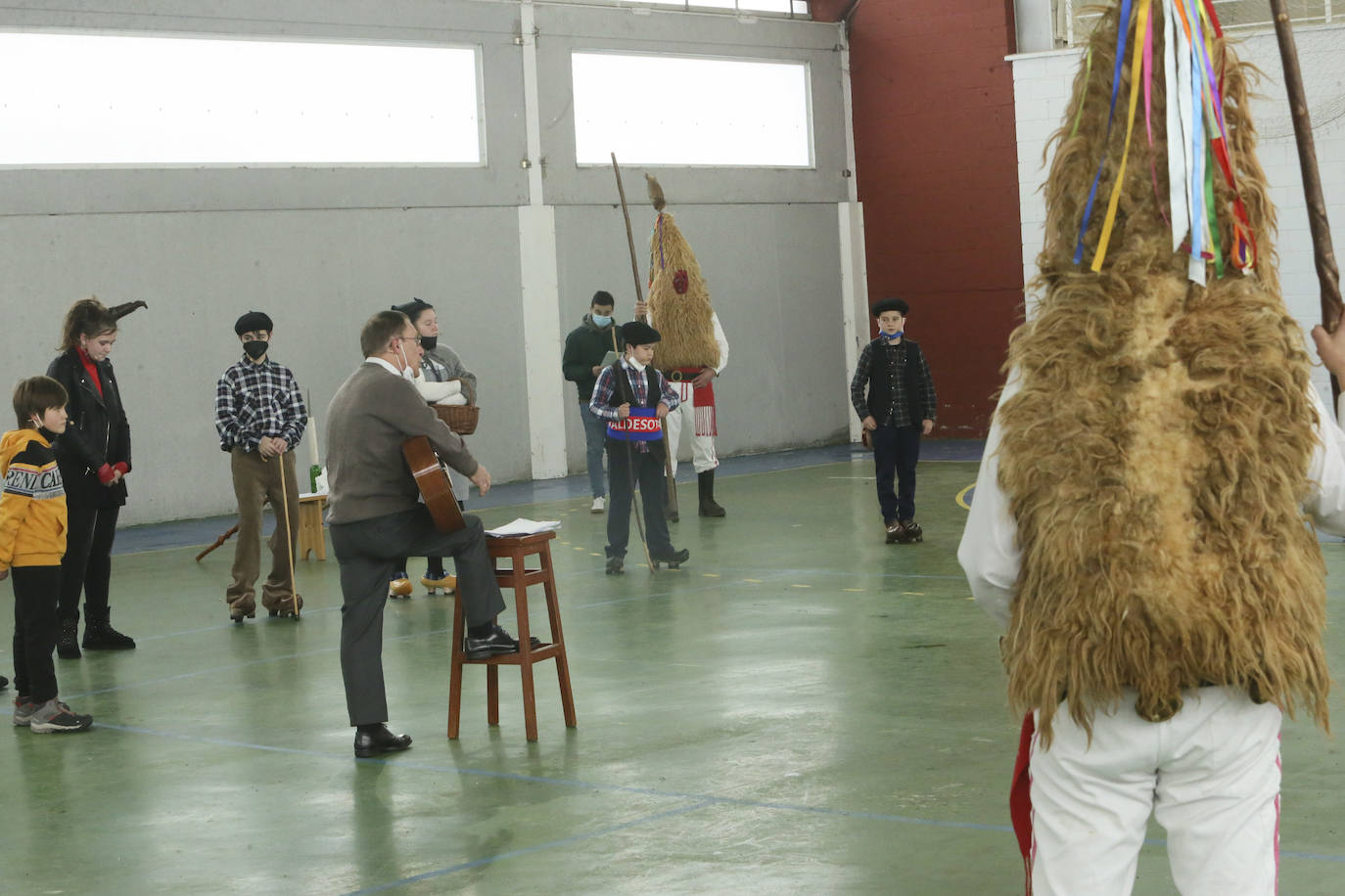 El Domingo de Sidros y Comedies ha vencido al coronavirus. El virus no logró frenar la tradicional representación sierenese, enmarcada dentro de 'les mazcaraes d'iviernu', y que volvió a azotar con su feroz crítica satírica a la actualidad política y sanitaria. Por primera vez en muchos años, las representaciones de los integrantes de la asociación El Cencerru, se celebraron sin público y debido a las condiciones climatológicas se trasladaron al Polideportivo Municipal de Valdesoto. 