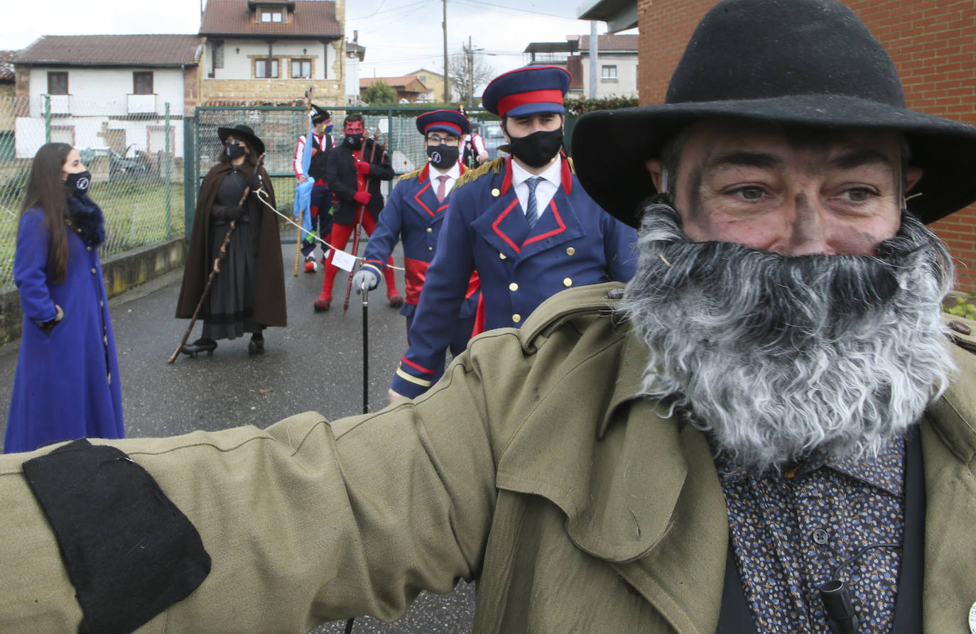 El Domingo de Sidros y Comedies ha vencido al coronavirus. El virus no logró frenar la tradicional representación sierenese, enmarcada dentro de 'les mazcaraes d'iviernu', y que volvió a azotar con su feroz crítica satírica a la actualidad política y sanitaria. Por primera vez en muchos años, las representaciones de los integrantes de la asociación El Cencerru, se celebraron sin público y debido a las condiciones climatológicas se trasladaron al Polideportivo Municipal de Valdesoto. 