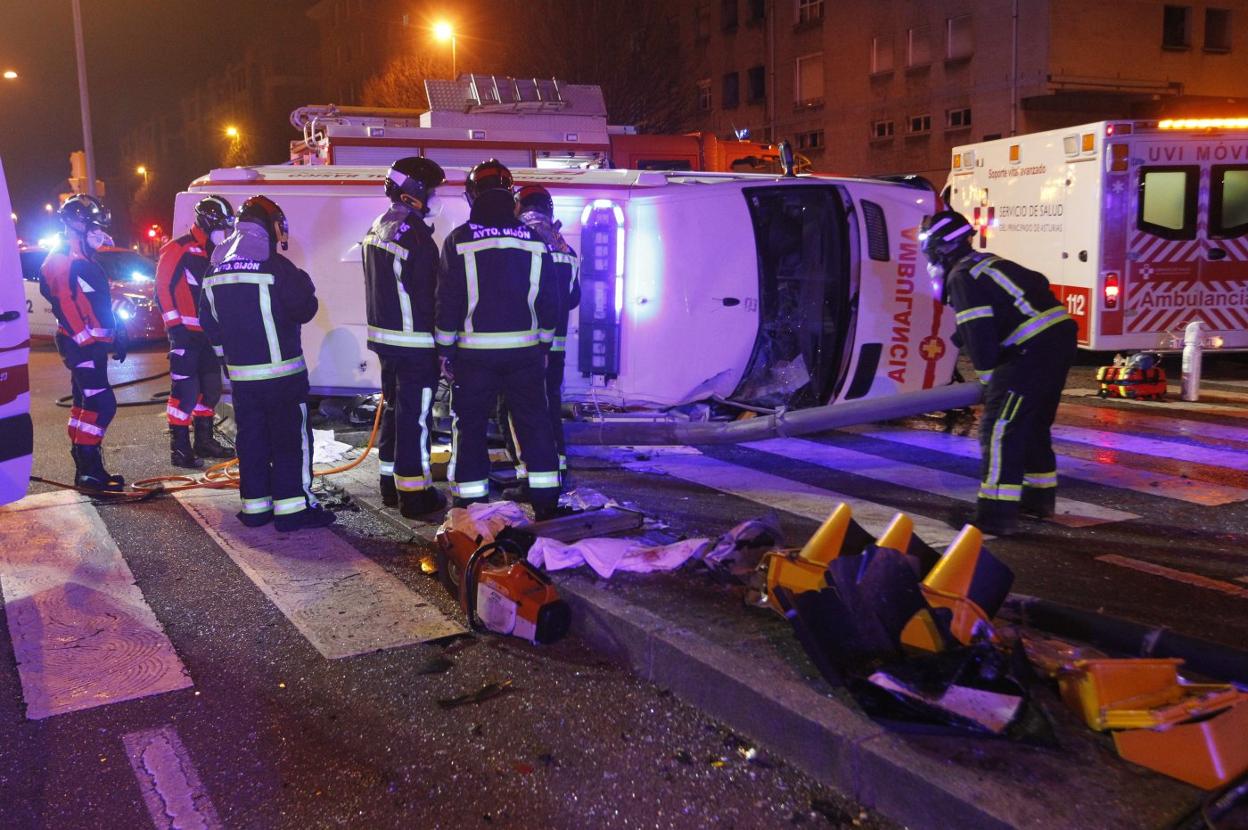 Bomberos y operarios de mantenimiento vial trabajaron durante varios minutos para levantar la ambulancia accidentada. 